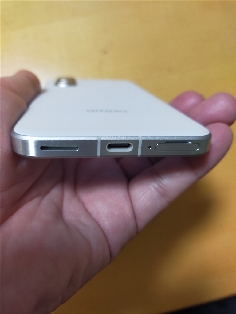 価格.com - 『スマホ側面下部』FCNT arrows Alpha M08 SIMフリー