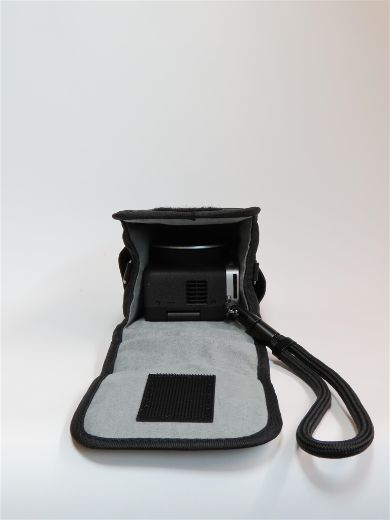 価格.com - 『JJC OC-FX1と言うポーチ。レンズ部分が余るが