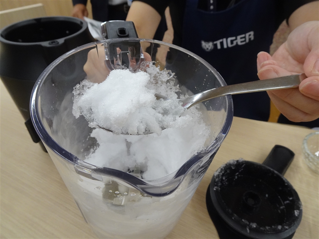 価格.com - 『ロックアイスを粉雪のようなサイズに粉砕。かき氷も