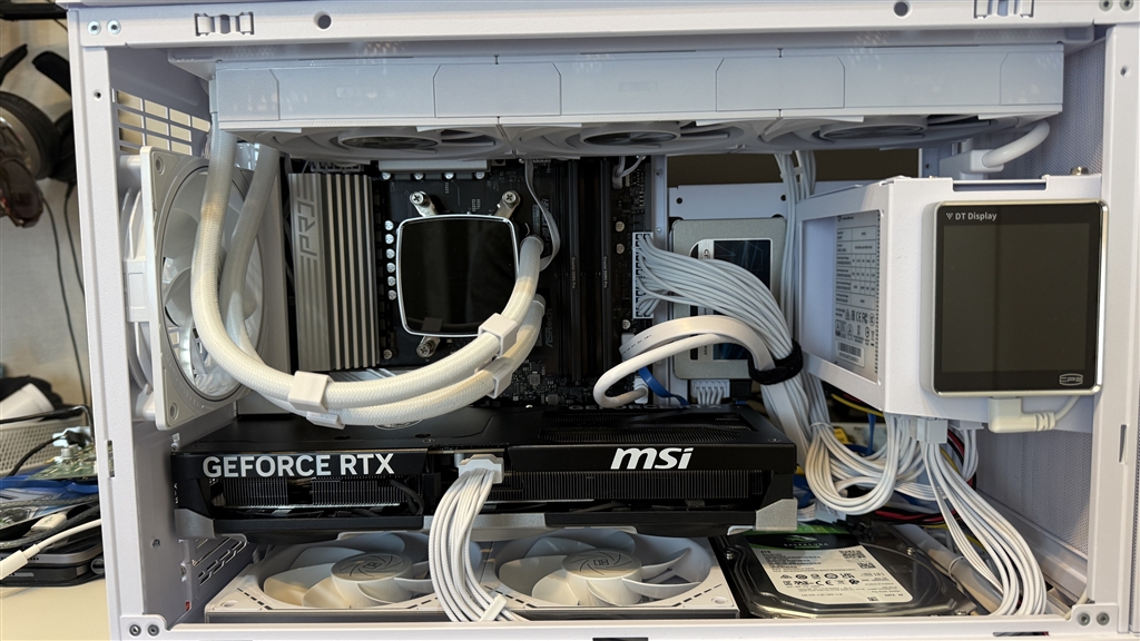 価格.com - 『2.5インチSSD2台と3.5HDDを載せた上で頑張って配線