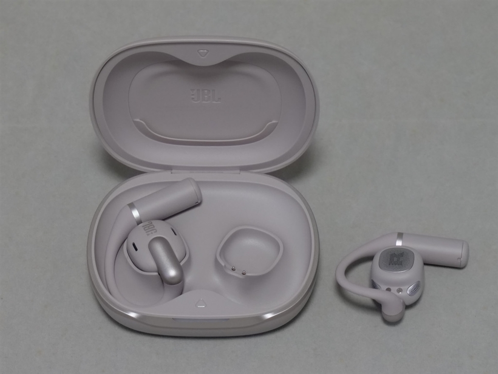 価格.com - 『充電ケースに収めた状態。』JBL Sense Pro [グレージュ