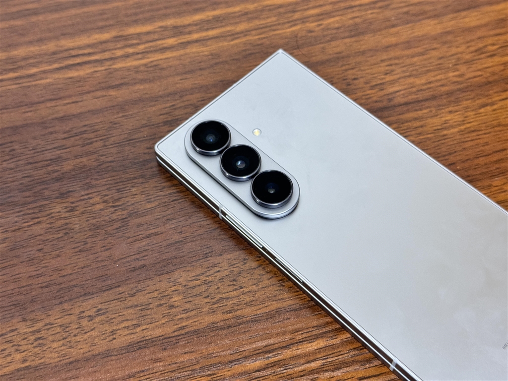 価格.com - 『背面のカメラ部はかなり飛び出している。』サムスン