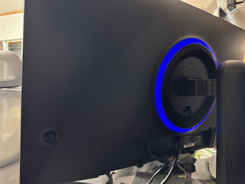 価格.com - 『本体背面でLEDが発光。左下のボタン・レバーで設定が