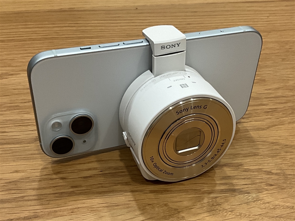 価格.com - 『iPhone15に付けた状態』SONY サイバーショット DSC-QX10