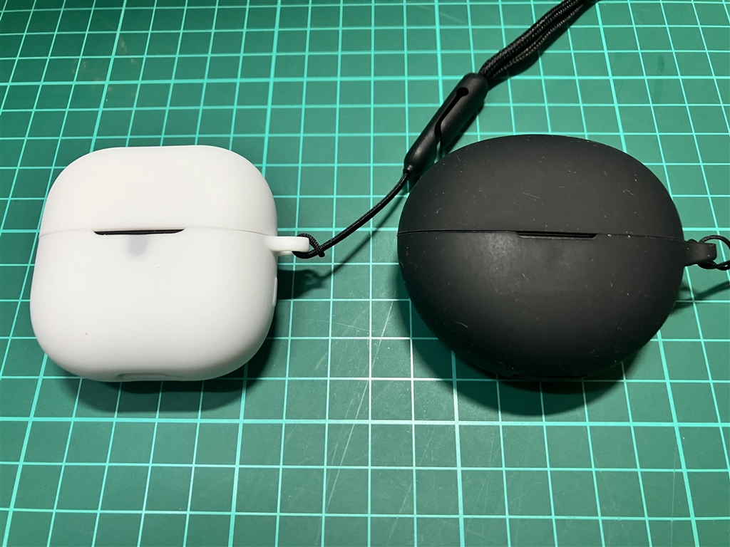 価格.com - 『右が当機。白のシリコンケースに入れました。右は前機種