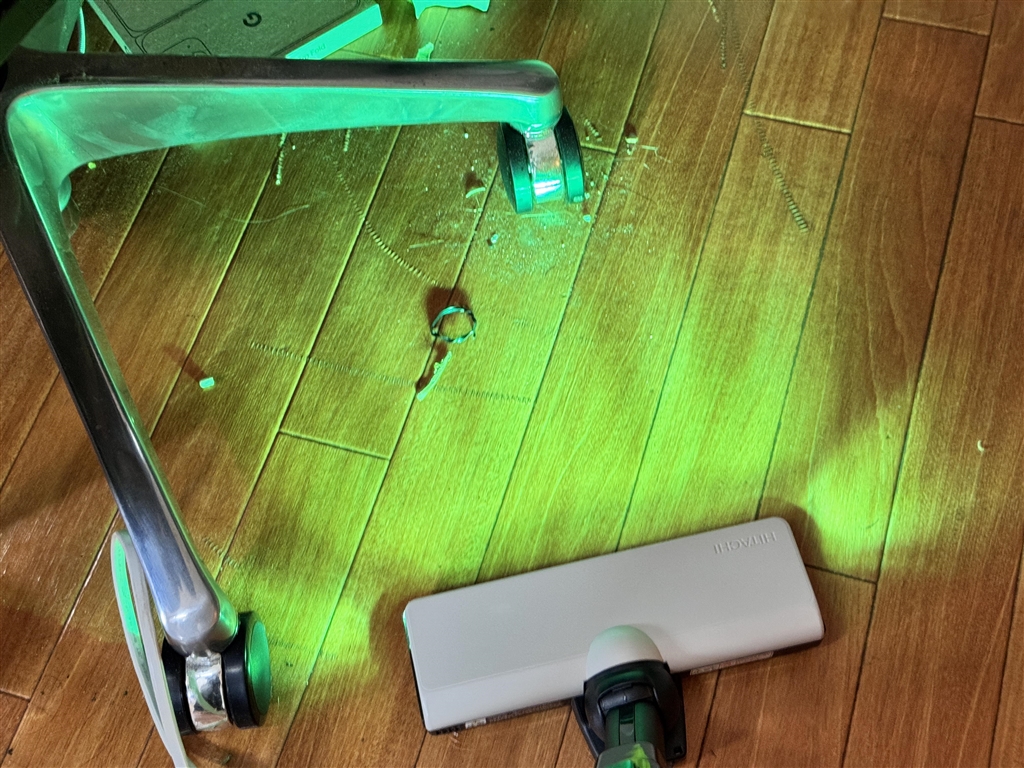 価格.com - 『緑色のLEDで広範囲を照らし、暗いデスク下を掃除。細かなごみまでハッキリわかる』日立 パワかるスティック PV-BL50P ...