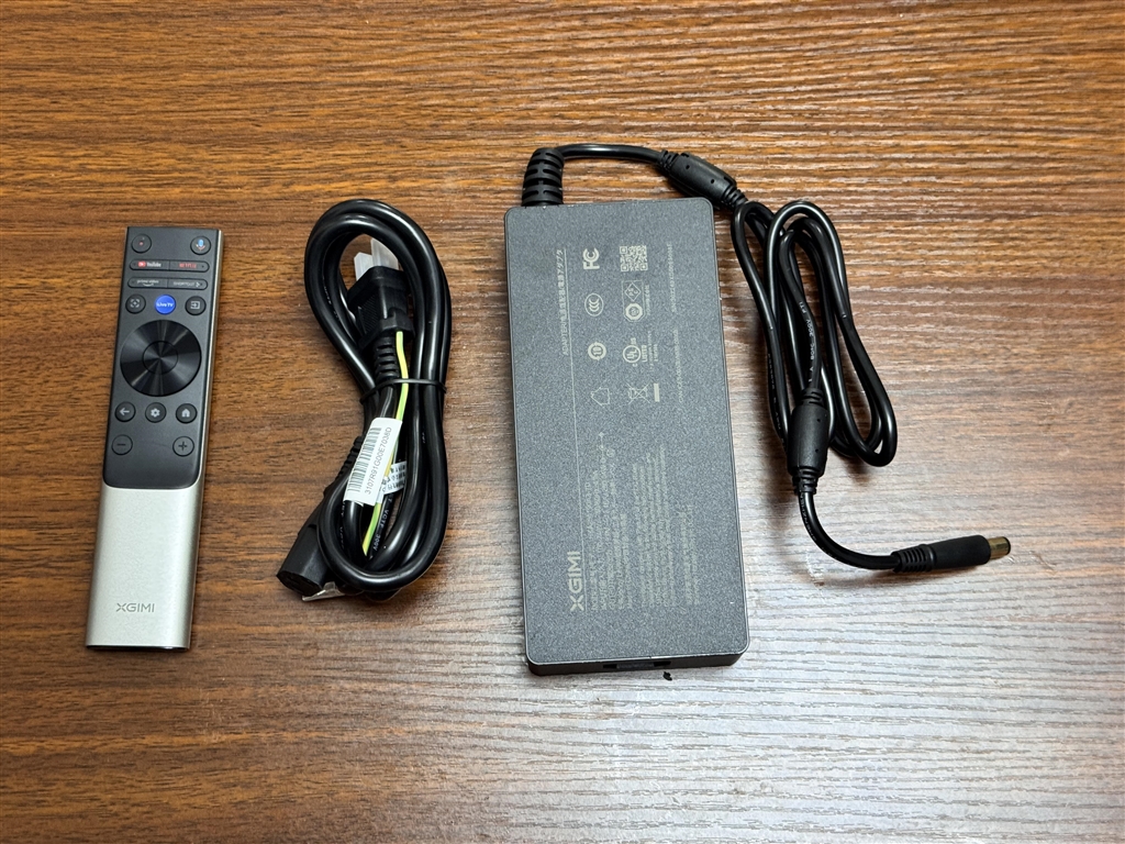 価格.com - 『巨大なACアダプターが付属。コネクタはやや抜けやすい