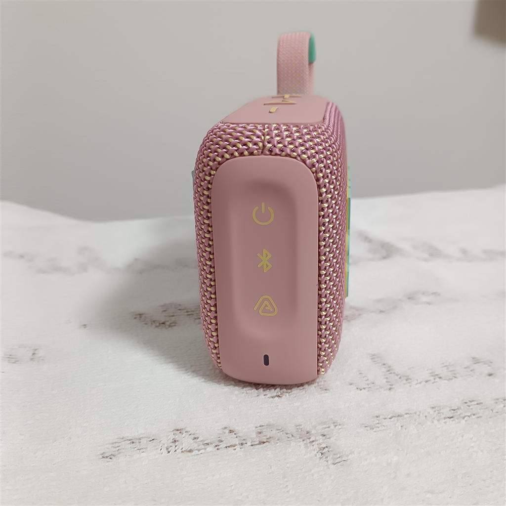 価格.com - 『本体 左側面』JBL GO 4 [スウォッシュピンク] ふくいの