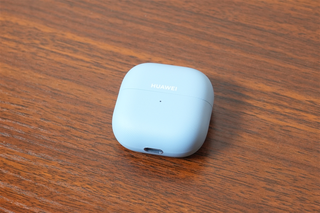 価格.com - 『コンパクトな充電ケース。約37.8gだ。』HUAWEI FreeClip