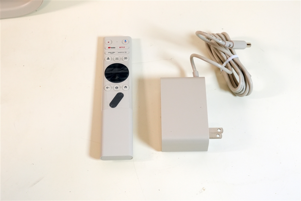 XGIMI プロジェクター本体 電源アダプター付き 価格.com - 『付属のリモコンとACアダプター。』XGIMI Elfin Flip Plus
