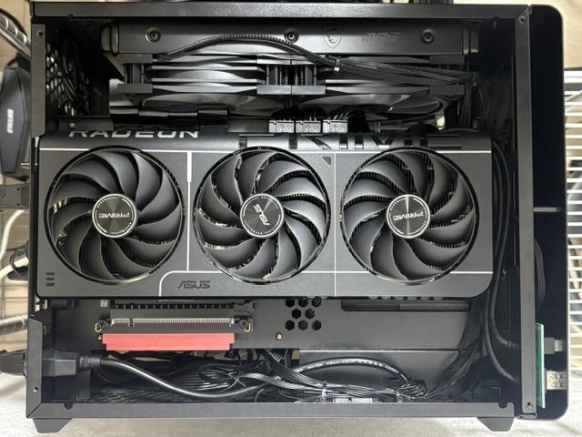 価格.com - 『組付けた様子』ASUS PRIME-RX9070XT-O16G [PCIExp 16GB