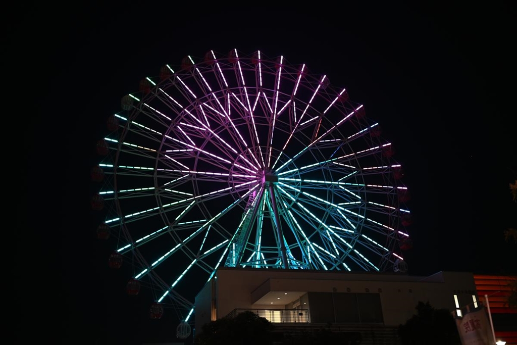 価格.com - 『夜闇に浮かぶ大観覧車。優れた高感度耐性で、ざらつきを