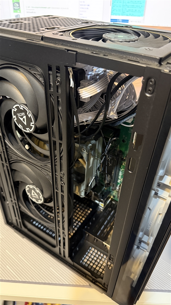価格.com - 『Vertical AeroDeck FAN3台+HDD付き』LIAN LI B4-mATX