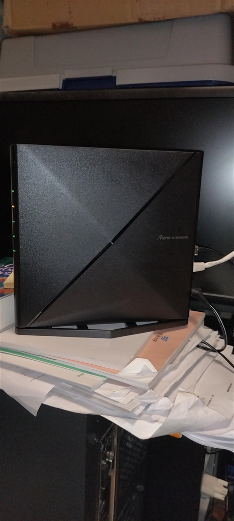 価格.com - 『2台目の設定完了時。白コードが壁からのWAN。黒はPCに