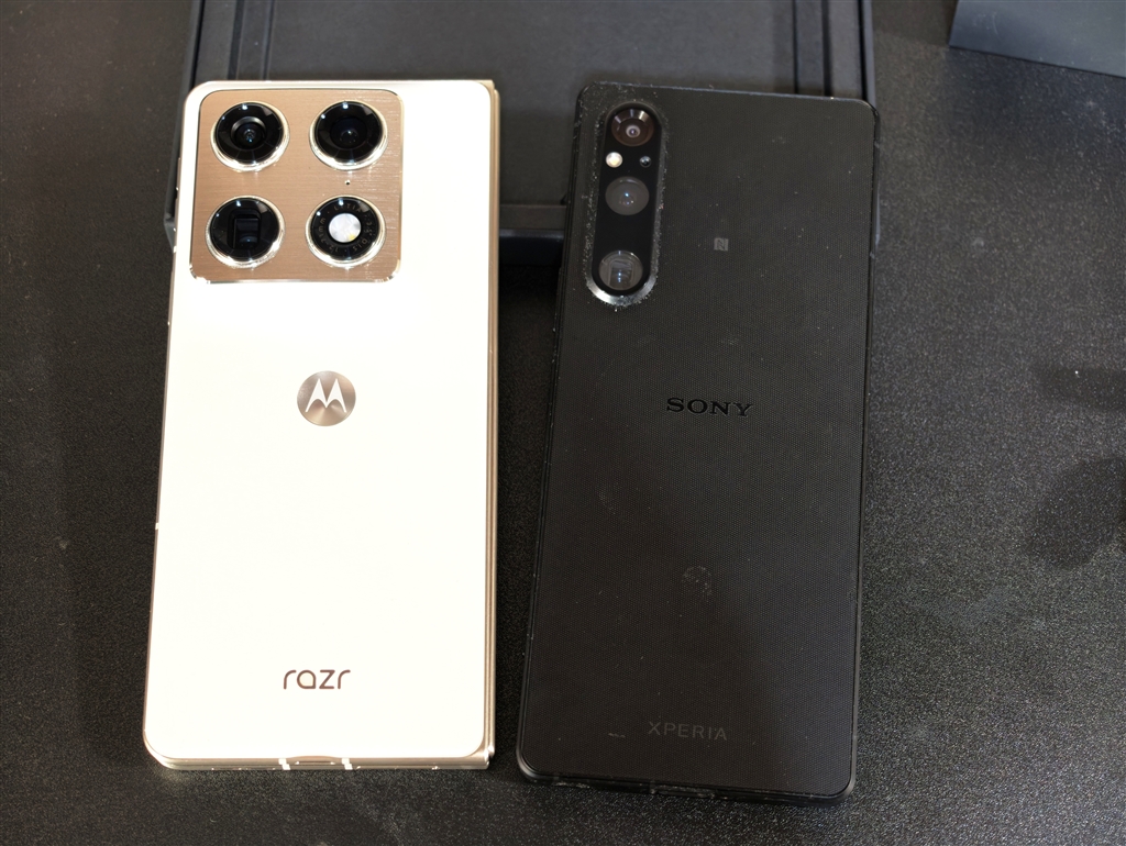 価格.com - 『折りたたむとXperia 1Vほどのサイズ感』MOTOROLA razr
