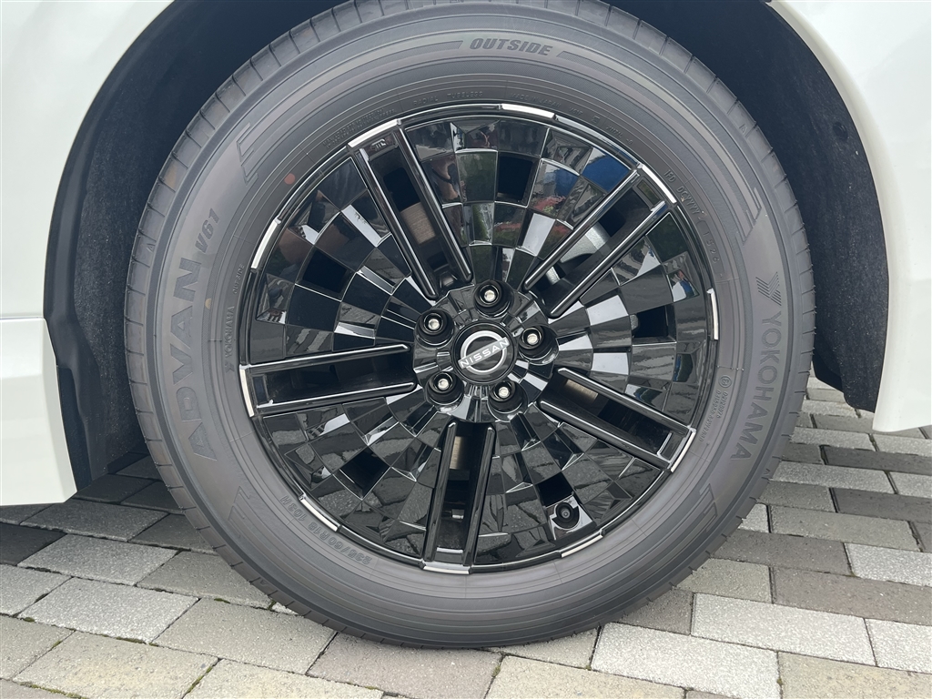 価格.com - 『凝ったデザインのアルミホイールは標準』日産