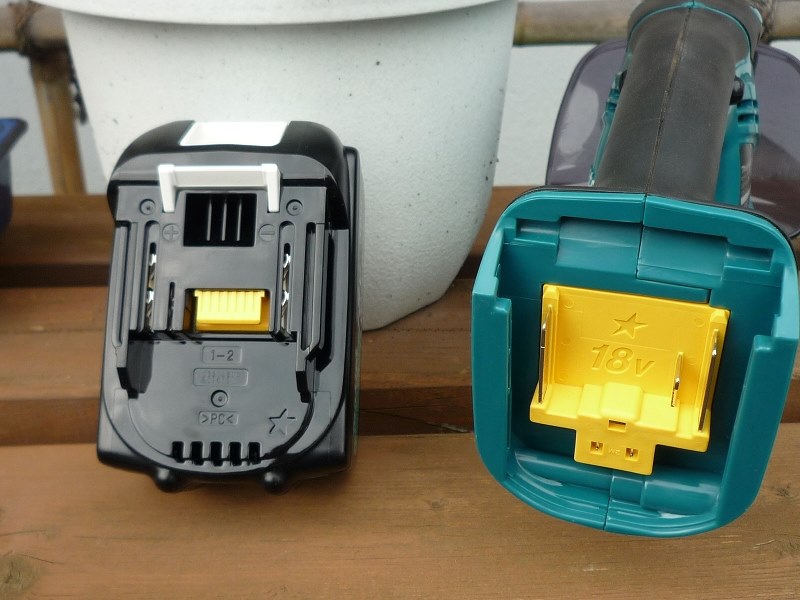 初めての充電式ミニ生垣バリカン』 マキタ MUH263DZ ぷっかり雲さんの