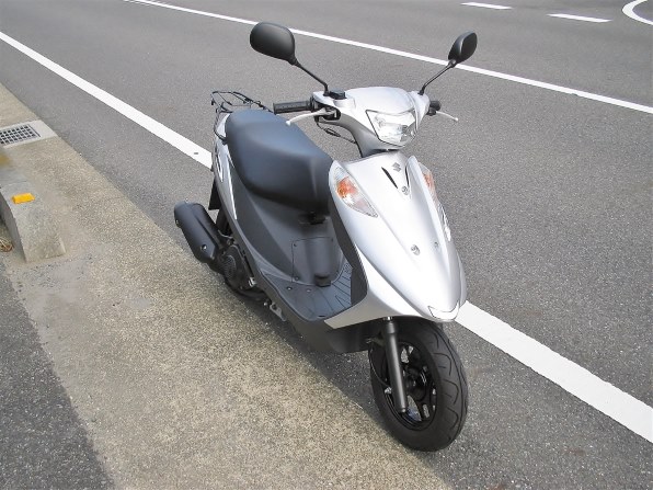 【交渉中・只今新規お問い合わせには返信できません】スズキアドレスV125　屋根付き事務所で保管　走る、停まる、曲がる　良好 訳◇訳有　エンジン下よりオイル漏れが見られます。 sddefault.jpg