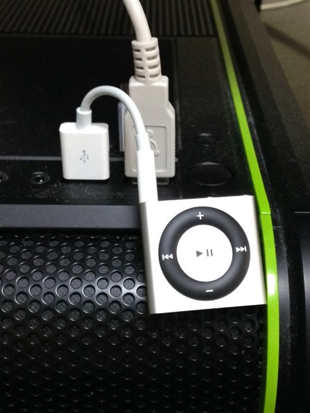 Apple iPod shuffle MKM92J/A [2GB ゴールド] 価格比較 - 価格.com