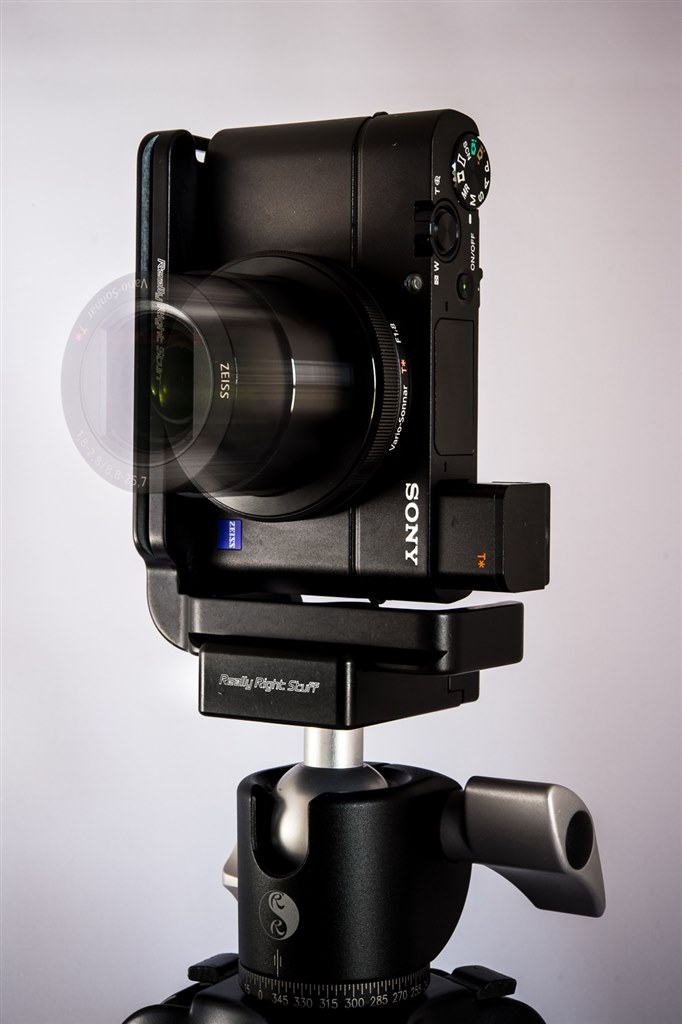 コンパクトでシンプルなボディに高い性能・機能がぎっしり』 SONY