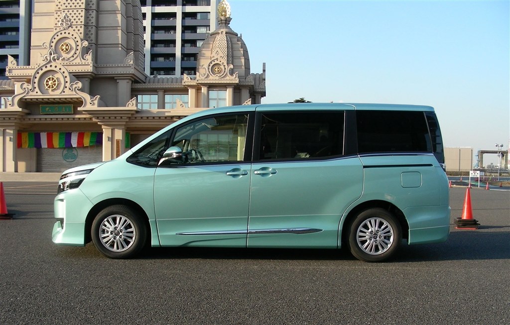 ５ナンバー箱型ミニバンとして良い方では トヨタ ヴォクシー 14年モデル あるいて をみようさんのレビュー評価 評判 価格 Com