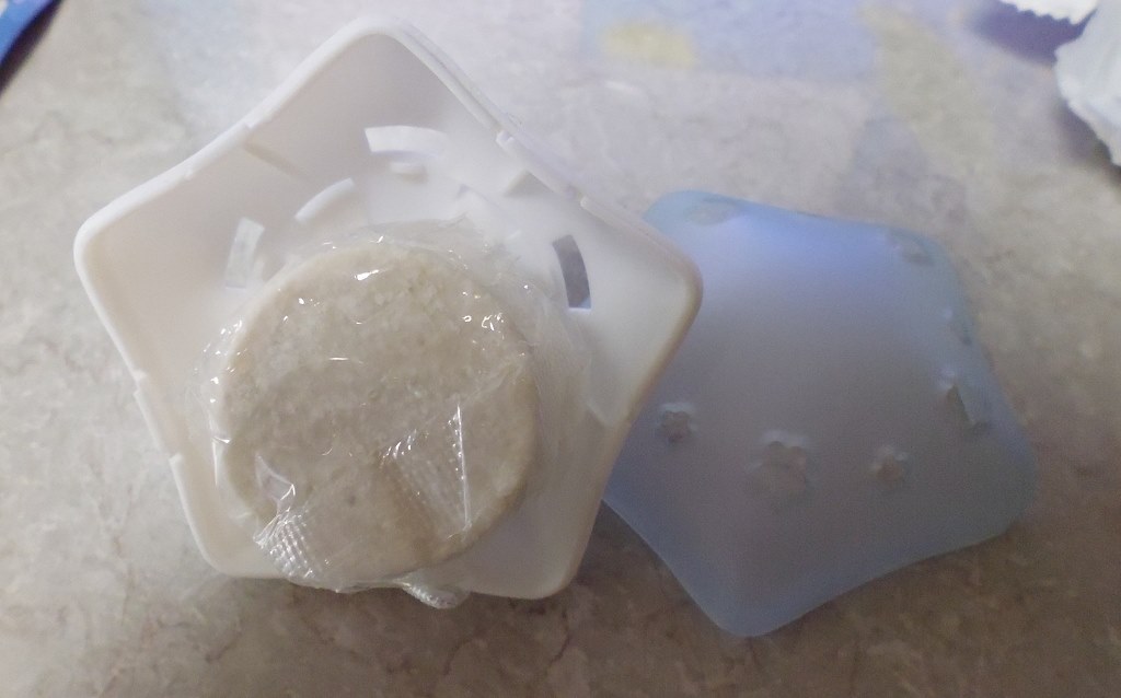 特に漂白剤の臭いはしないです 汚れを軽減出来ます 小林製薬 ブルーレットおくだけ 洗浄漂白剤 本体 30g Kokonoe Hさんのレビュー評価 評判 価格 Com