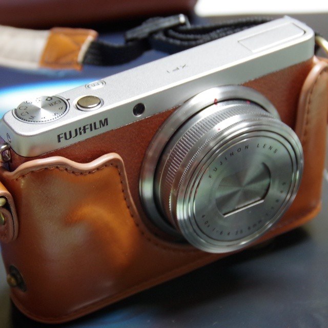 高級 富士フイルム FUJIFILM XF1 ブラウン コンパクトデジタルカメラ