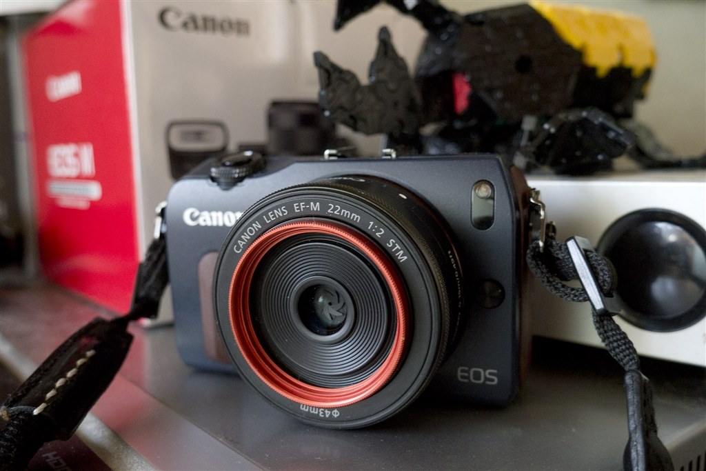 ベイブルーの質感とデザインが好み』 CANON EOS M ダブルレンズ