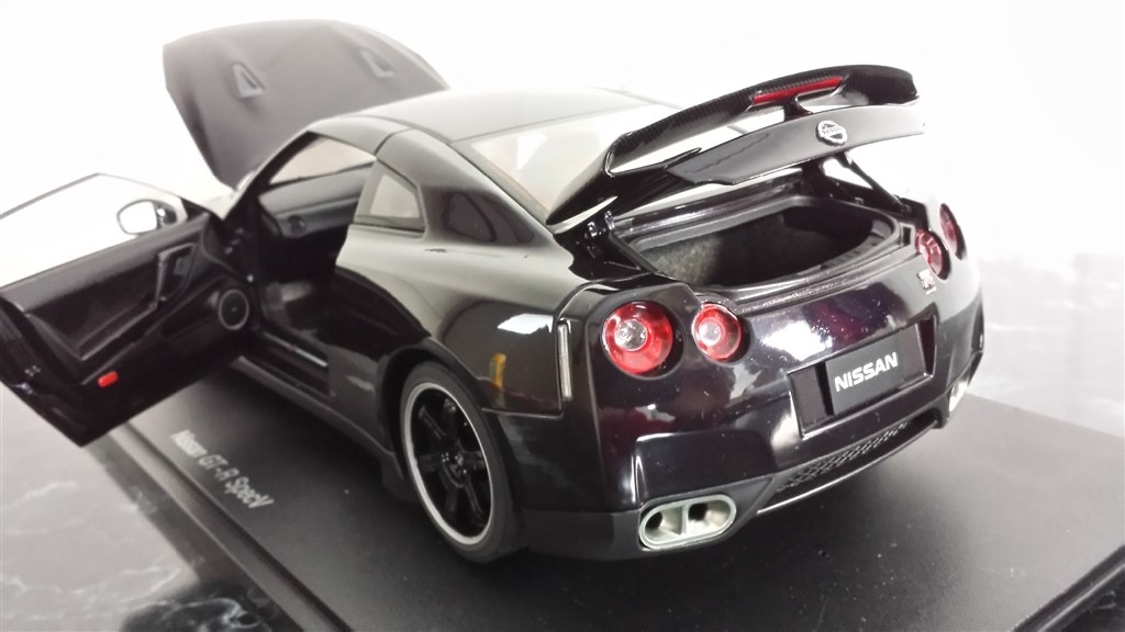 非常にすばらしいデキ』 オートアート ダイキャスト・モデルカー 1/18 ニッサン GT-R R35 スペックV [アルティメイト オパール ブラック]  麻婆ナスさんのレビュー評価・評判 - 価格.com