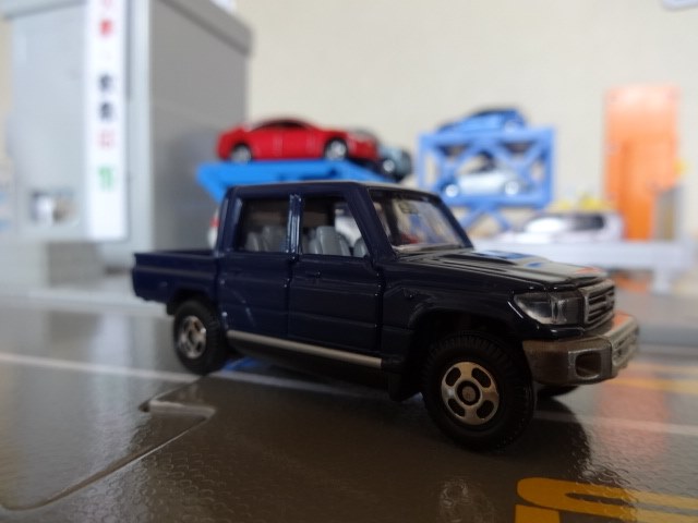 細部を見ると…』 タカラトミー トミカ 103 トヨタ ランドクルーザー