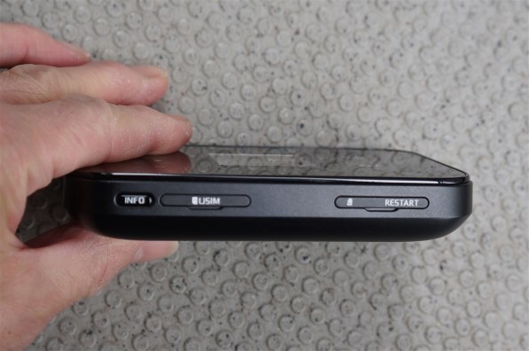 スマートフォン本体 ブラック ソフトバンク、液晶の画質や本体デザインが向上した5.2型スマホ