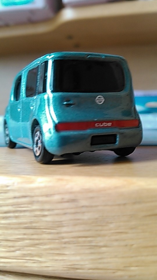 似てるようで似ていない』 タカラトミー トミカ 017 日産