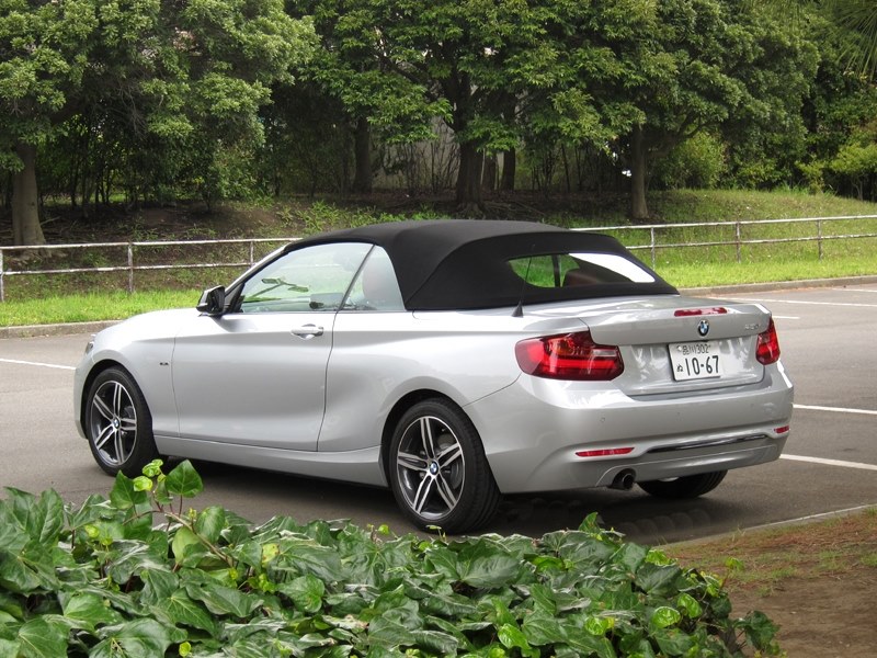 手頃なサイズの後輪駆動4座オープンカーとして貴重な存在 Bmw 2シリーズ カブリオレ 15年モデル 森口将之さんのレビュー評価 評判 価格 Com