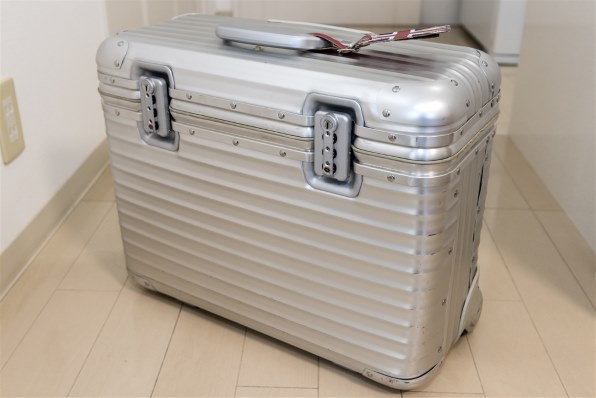 リモワ　トパーズ　パイロット　4輪　トローリー　機内持込 価格.com - 『内部』リモワ トパーズ パイロットトローリー 29L