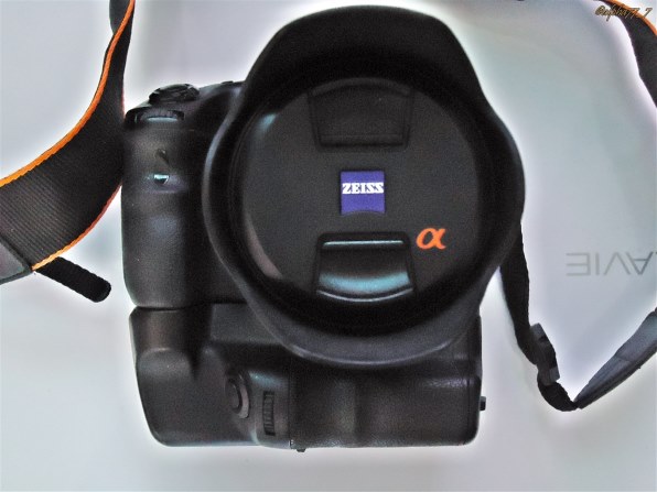 α77と同時に購入しました。』 SONY VG-C77AM potekitiさんのレビュー