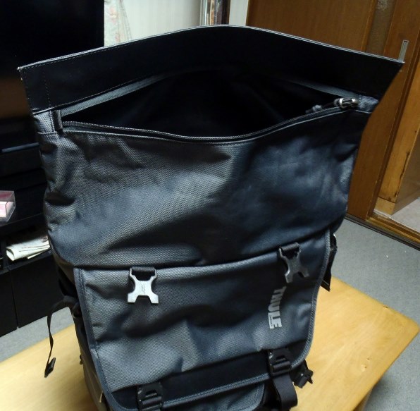 Amazon | [スーリー] バックパック Thule Covert DSLR Rolltop