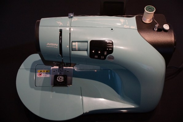 刺繍もでき、制作意欲を刺激するミシン』 アイシン精機 OEKAKI50