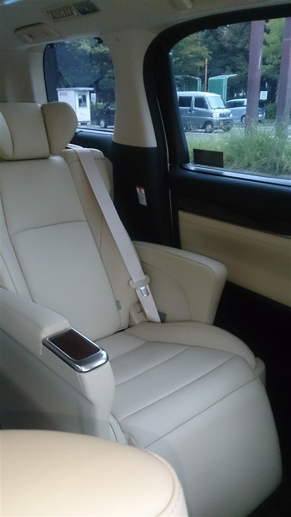 ファミリーカーから高級ミニバンへの進化 トヨタ アルファードハイブリッド 15年モデル Iso Comさんのレビュー評価 評判 価格 Com