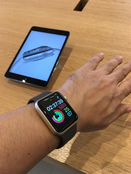 Apple Apple Watch Series 2 42mm MQ1J2J/A [ゴールドアルミニウムケース/ミッドナイトブルースポーツバンド]投稿画像・動画  - 価格.com