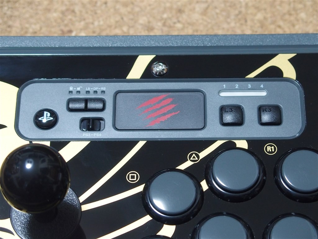 アケコンとしては小さめで持ち運びもできる』 Mad Catz ストリート