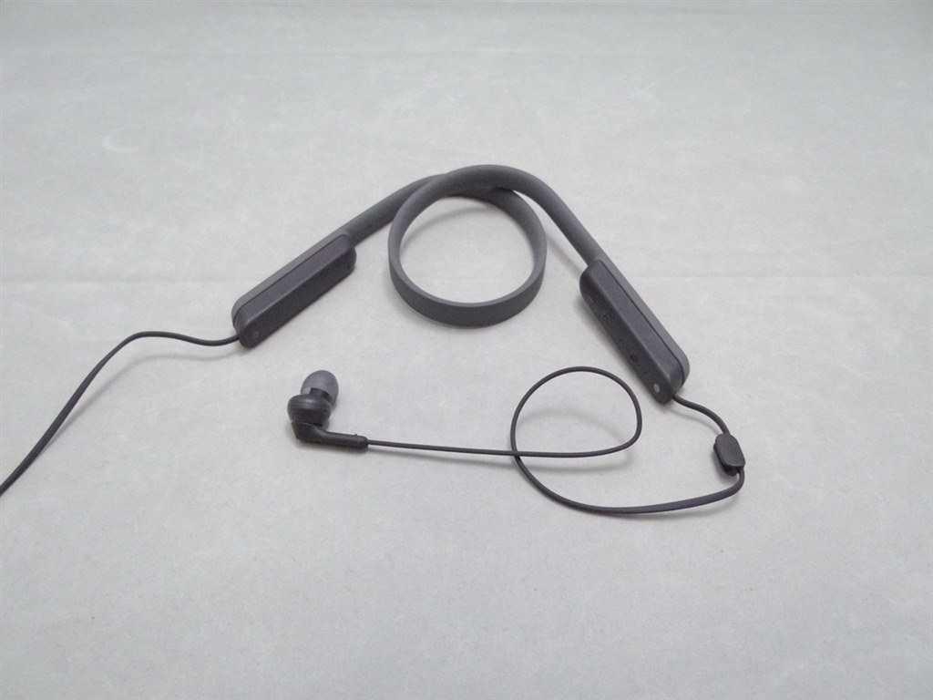 しなやかなネックバンドで快適な装着感！』 SONY MDR-XB70BT (B