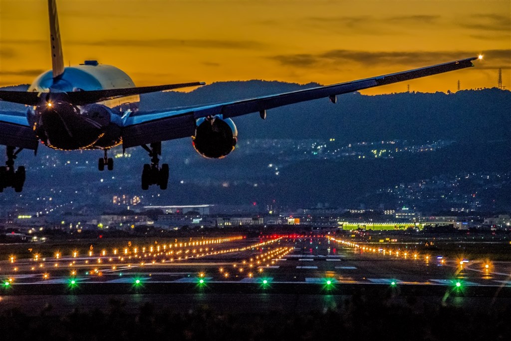 千里川の飛行機撮影にも使えます。』 TAMRON SP 70-300mm F/4 千里川の飛行機撮影にも使えます。』 TAMRON SP 70-300mm F/4