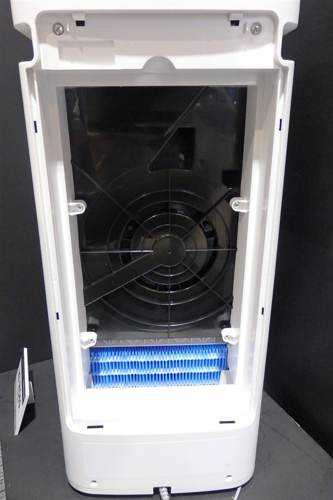 シャープからもやっと出た！スリムで小型の縦型加湿空清』 シャープ KI