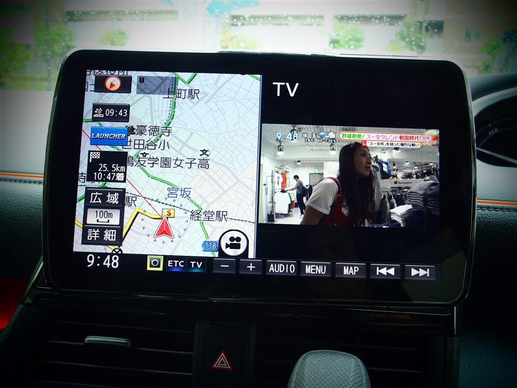 左右に首を振る大画面はエアレス構造で見やすさ大幅アップ