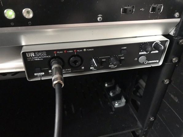 Interface de Áudio 4 x 2 USB 2.0 UR-242 - Steinberg By