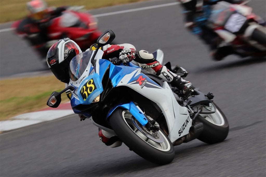予算的に無理して買って良かったモータースポーツ撮影の決定版