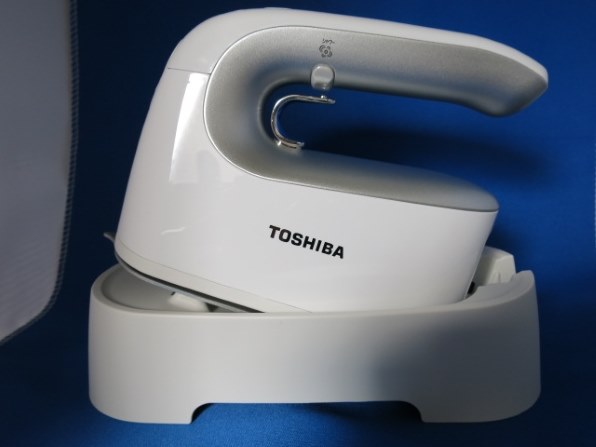 東芝 - TOSHIBA　コードレス衣類スチーマー La・Coo S　TAS-X4(S)　シルバー 元箱あり 東芝、アイロンにもなる業界初のコードレス衣類スチーマー「TAS