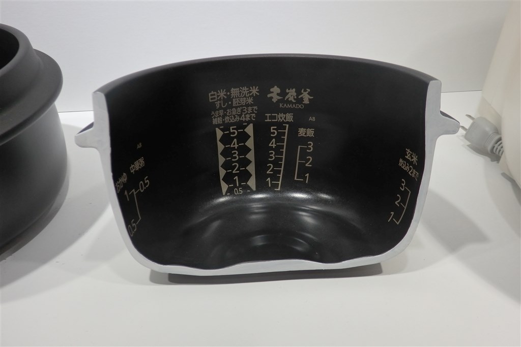 炭釜の性質を活かして効率的に加熱する非圧力式の高級炊飯器