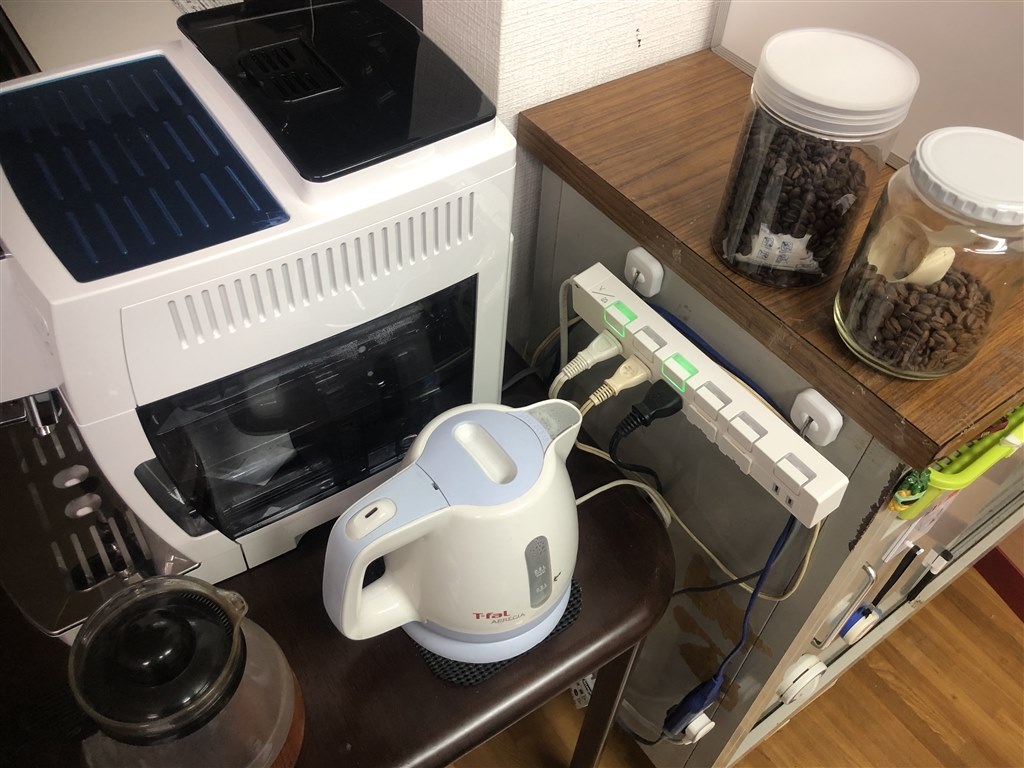 コーヒーメーカーが変えるリビングライフ』 デロンギ