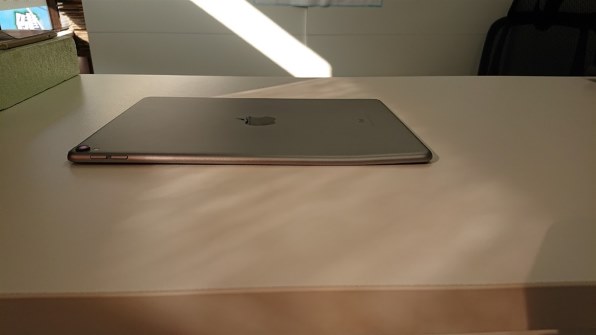 Apple iPad Pro 10.5インチ Wi-Fi 64GB MQDW2J/A [シルバー Apple iPad Pro 10.5インチ Wi-Fi 64GB MQDW2J/A [シルバー